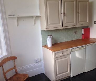 2 Bed Flat, Montacute Road, SE6 - Photo 6