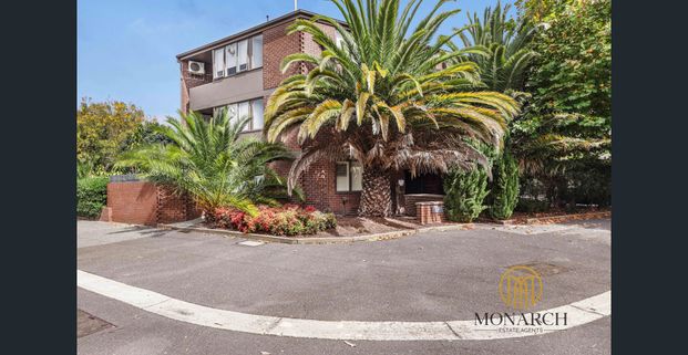 Convenient Apartment Living in Port Melbourne - Photo 1