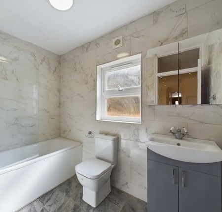 Room in a Shared Flat, Penwith Road, SW18 - Photo 4