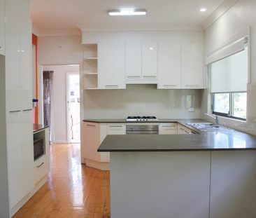 THE IDEAL FAMILY HOME + SELF CONTAINED FLAT - Photo 6