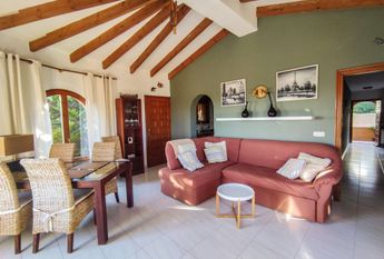 Villa for rent with sea views and private pool steps away from Lady Elizabeth School.