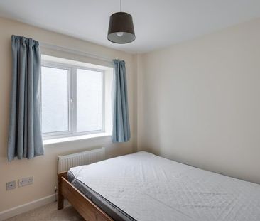 1 Bed Flat - Photo 2