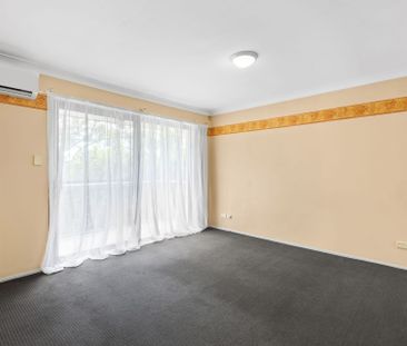 Spacious and Comfortable Family Home in a Quiet Ashmore Location - Photo 6