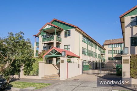 Three Bedroom Contemporary Comfort in a Prime Location - Photo 3
