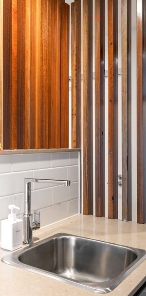 Modern stylish 2 bedrooms 2bathrooms apartment situated in Dutton Park - Photo 2