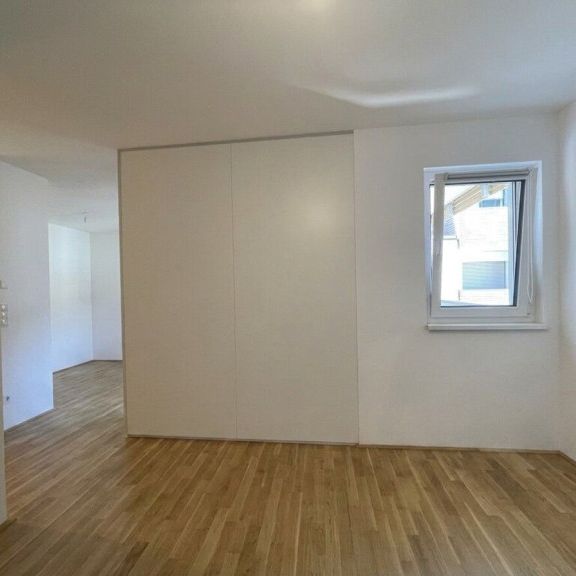 Neuwertige 1-Zi-Wohnung in Wiener Neustadt mit Loggia, Garage & Fußbodenheizung! - Foto 1