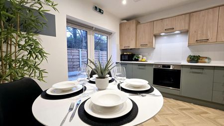 Modern Ensuite Rooms in Newly Refurbished 5-Bed - Photo 5