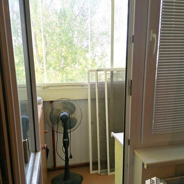 Na prenájom kompletne zariadený 3-izbový byt s balkónom a loggiou v meste Nové Zámky - Fotografia 1