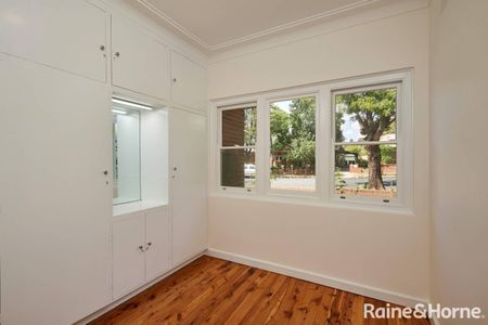 CHARMING FAMILY HOME IN A PRIME LOCATION - Photo 4