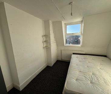 3 bedroom flat to rent - Photo 4