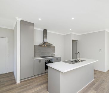 MODERN, STYLISH AND LOW MAINTENANCE 4 BEDROOM HOME! - Photo 5