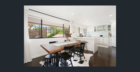 Floorboards | Internal laundry room with toilet seat | Spacious living room - Photo 2