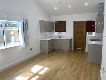 Station Approach, Romsey - Photo 2