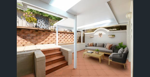 Impeccably presented townhouse in boutique beachside complex. - Photo 1