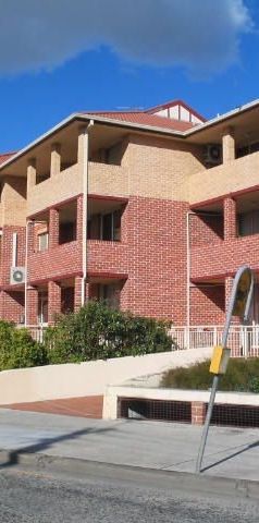 Spacious 2 bedroom apartment conveniently located close to transport - Photo 1