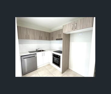 Cozy 2 Bedroom Duplex - Low Maintenance - Photo 5