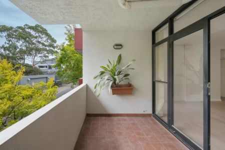 Oversized one-bedder with study or home office - Photo 5