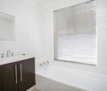 Charming , spacious and low maintenance house to let in Hamilton Hill - Photo 4