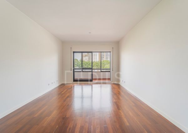 Apartamento T2 renovado para arrendar na Rua São João Bosco