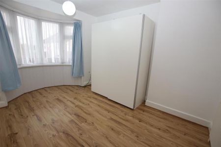3 bedroom end of terrace house to rent - Photo 3