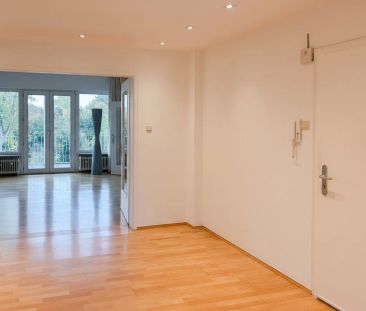 Elegante Wohnung in Top-Lage mit großzügigem Lichteinfall - Photo 2