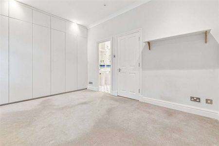 Five bedroom town house located in a popular gated development backing directly onto Richmond Park - Photo 3