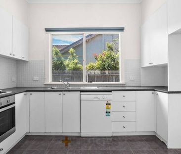 Stylish Californian Looking Into The Sun - Photo 3