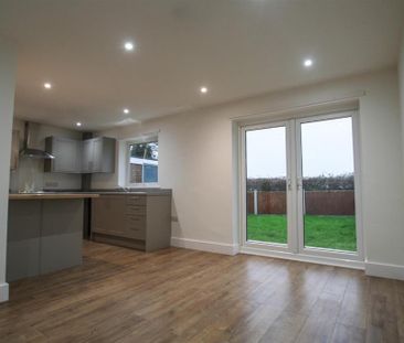 2 bedroom semi-detached bungalow to rent - Photo 4