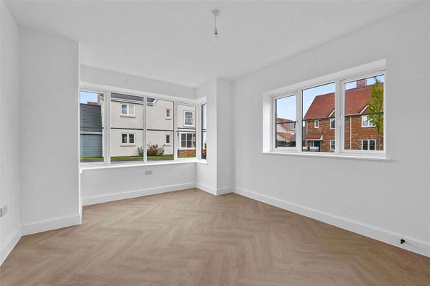 An impressive double fronted brand newly built four bedroom family home - Photo 1