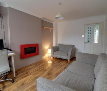 3 bedroom semi-detached house to rent - Photo 2