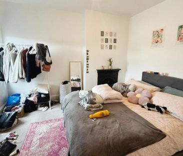 Ocean are delighted to present this unfurnished three bedroom flat on East Street. The property is over two floors offering 3 double bedrooms and two bathrooms. The property is available to sharers! - Photo 5