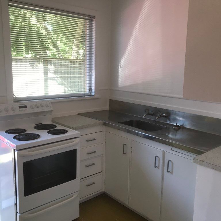 Newly refurbished and ideally located, this tidy two-bedroom unit offers comfortable, low-maintenance living just a short walk from the city centre. - Photo 1