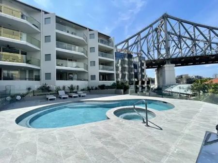 “Riverside. Cityside.” - Photo 4