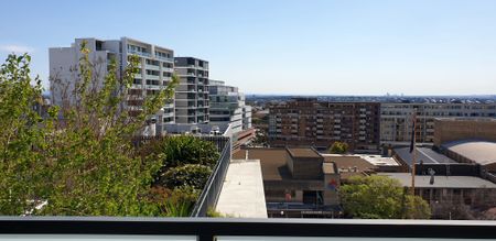 Luxury & C. B.D Located 3-Bedroom Apartment with Stunning City & District Views - Photo 2