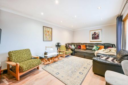 3 bedroom flat to rent - Photo 3