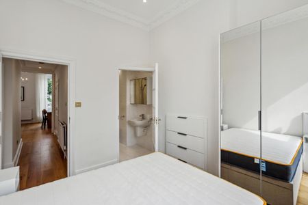 2 bedroom flat in London - Photo 2