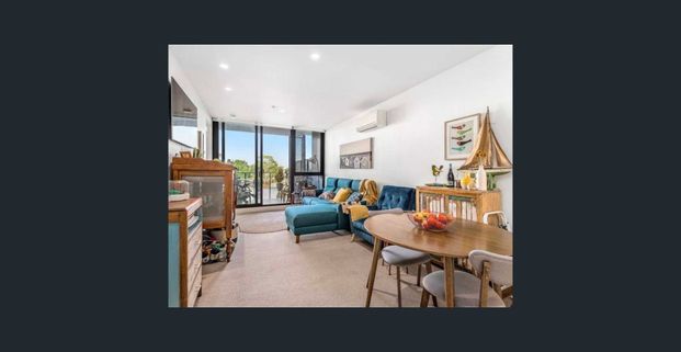 Spacious 2-Bedroom Apartment in the Heart of Williamstown - Photo 1