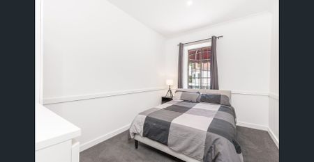 Stylish two-bedroom apartment in the heart of Newtown - Photo 2