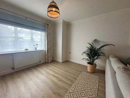 Courtlands Drive, Watford - Photo 2