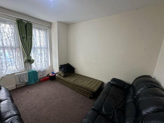 4 bedroom flat to rent - Photo 1