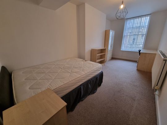 8 Bed Student Accommodation - Photo 1