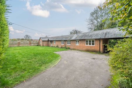 A beautifully refurbished cottage with countryside views. - Photo 5