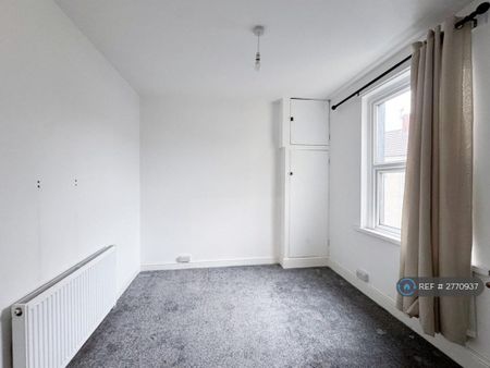 4 bedroom semi-detached house to rent - Photo 2