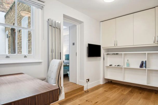 2 bedroom flat in London - Photo 1