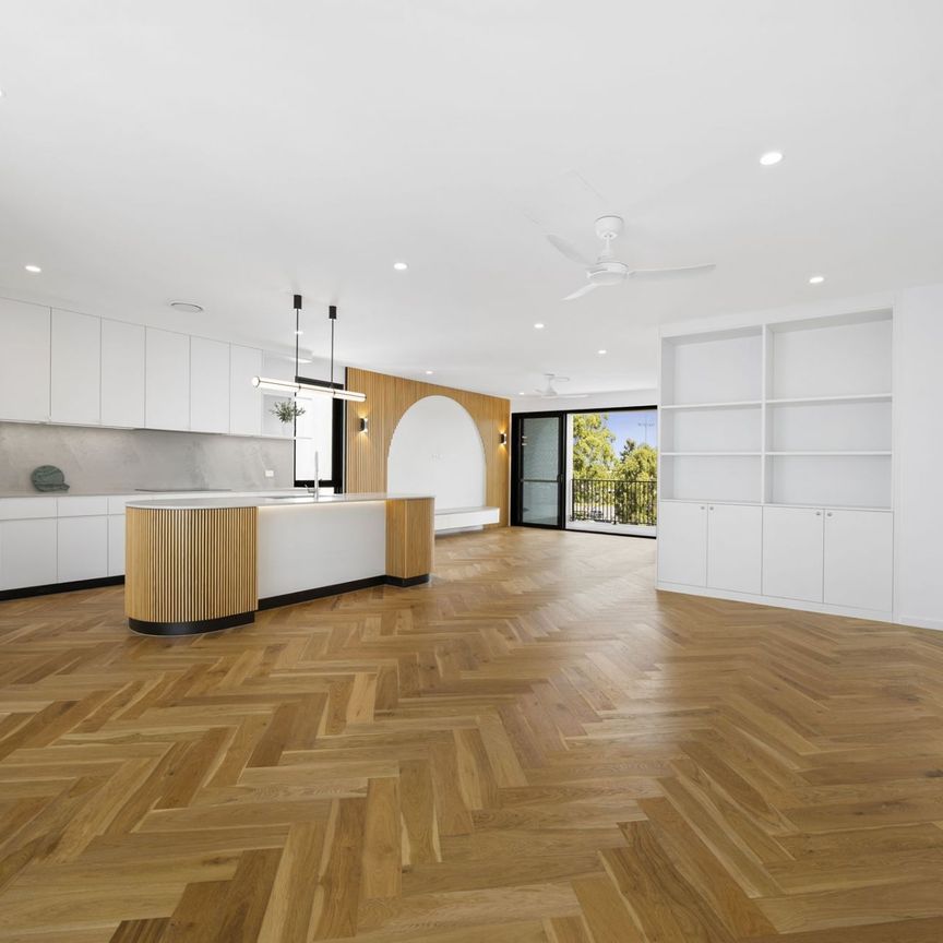 Brand New Luxury Waterfront Villa with Private Lift, City & Water Views – First Villa Available at UNIQ - Photo 1