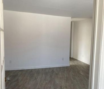 Grand 3 ½ avec chambre fermée à louer – Montréal-Nord - Photo 2