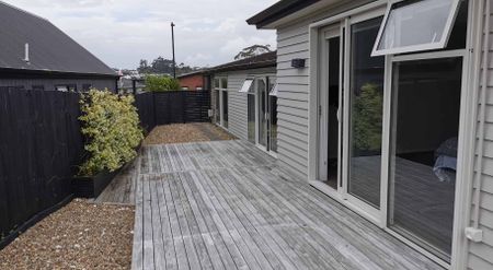 Modern Family Living in Millwater - 4 Bedrooms, 2 Living Areas & Spacious Garden - Photo 2