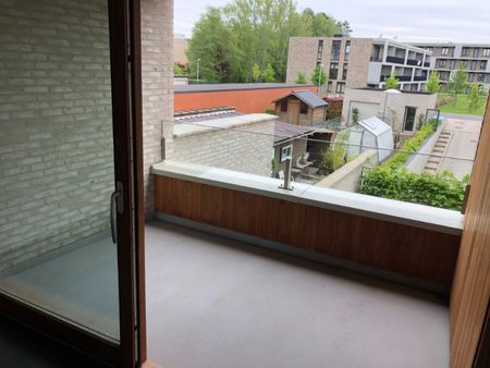 Uitstekend gelegen 2-slaapkamerappartement met ruim terras en ondergrondse autostaanplaats! - Photo 4