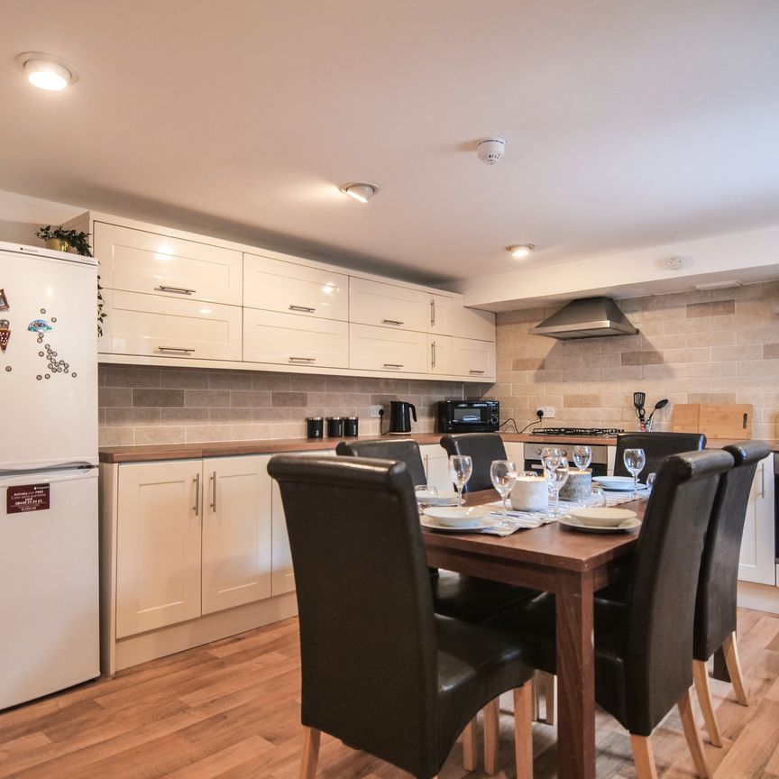 Fantastic 7 Bed House Share in Burley! Room 4 - Photo 1