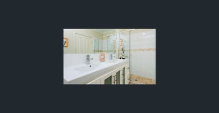 Large House 5 Minutes From Everything! - Photo 2